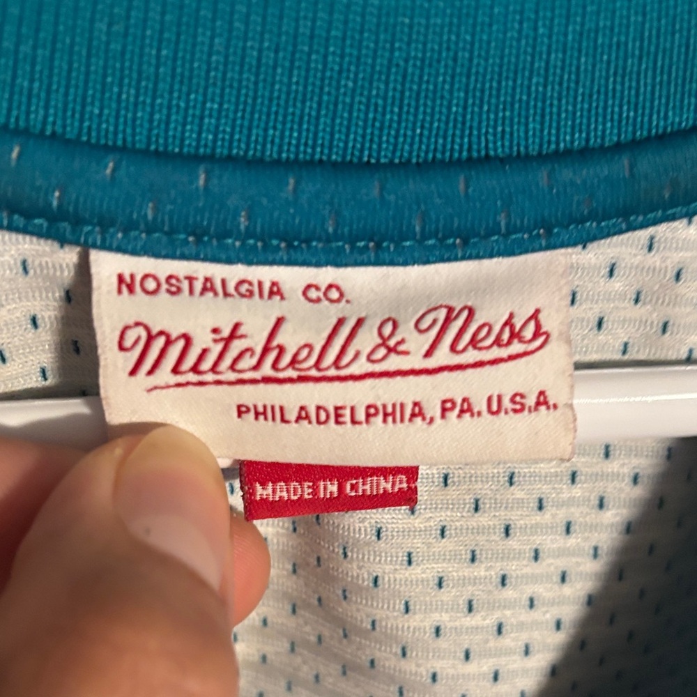 1992-93 Mitchell & Ness Charlotte Hornets Larry Johnson Hardwood Classics Jersey - Picture 8 of 10